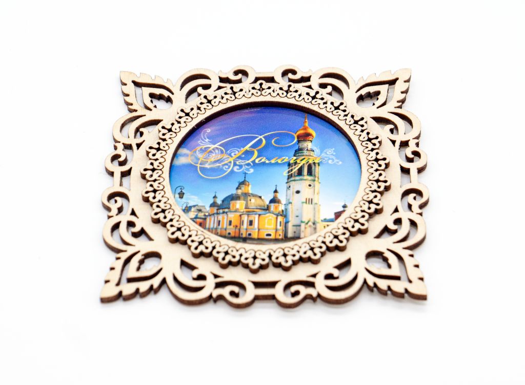 Сувенирный магнитик в форме квадратной рамки с резными узорами и фото достопримечательности в центре