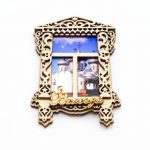 Сувенирный магнитик в форме окна с наличниками