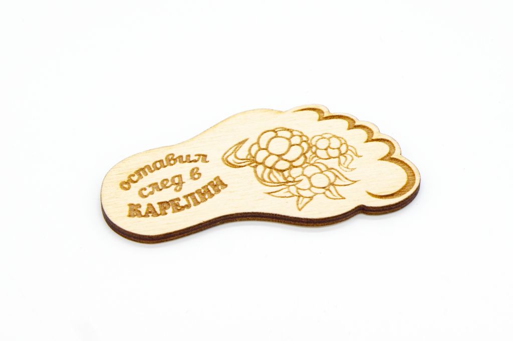 Деревянный магнитик в форме следа на земле, песке, или траве